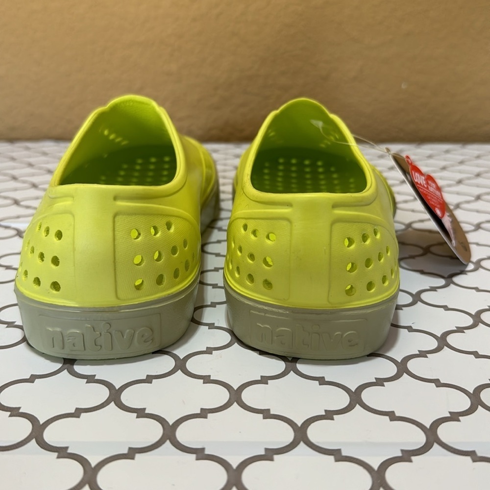 NATIVE Unisex Women and Men Beach Shoes Bioschuhe Slippers Lime green.  W6/ M4 - Picture 4 of 7